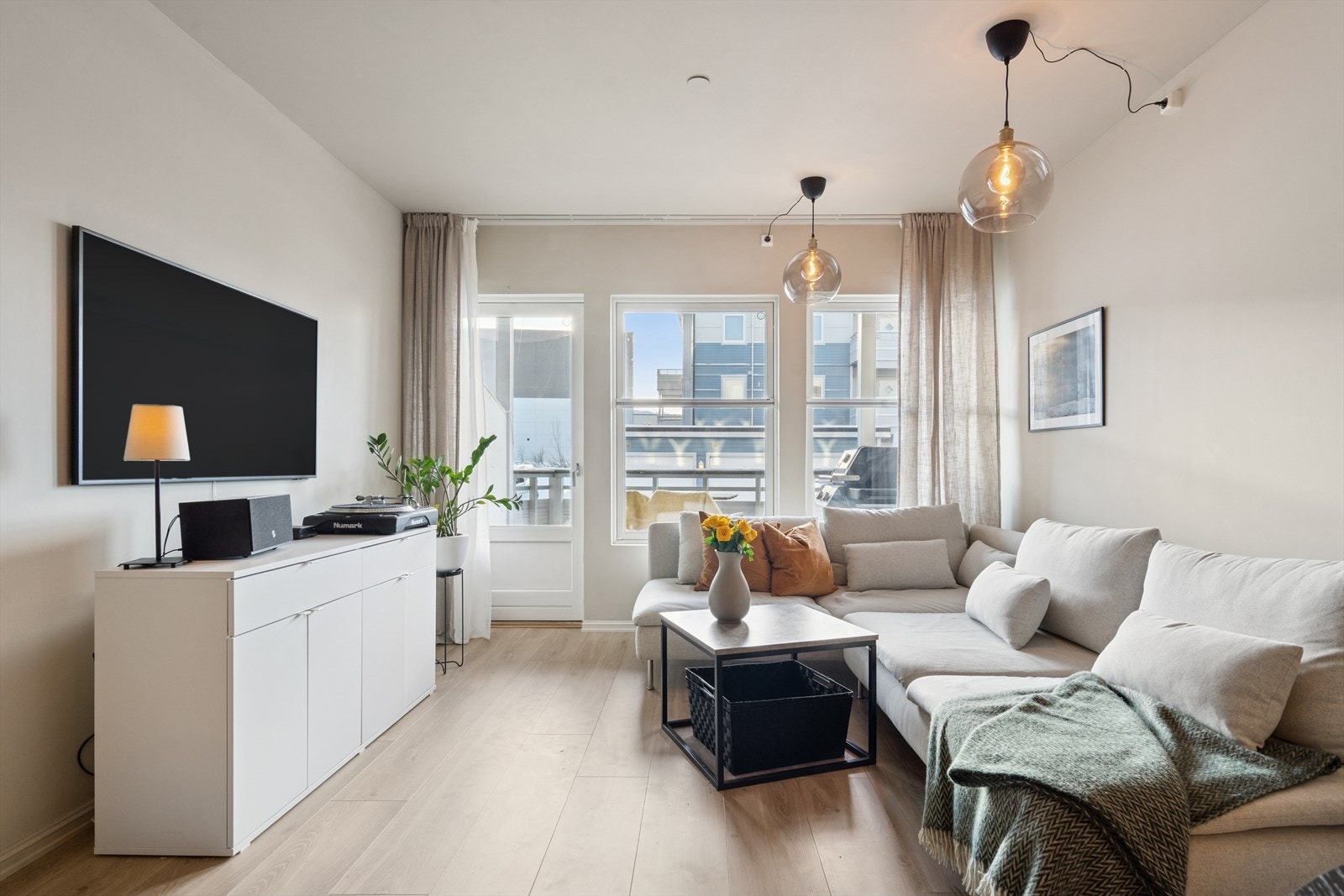 Rommet er lett å møblere med god plass til både en romslig sofagruppe og TV-seksjon. Galleribilde