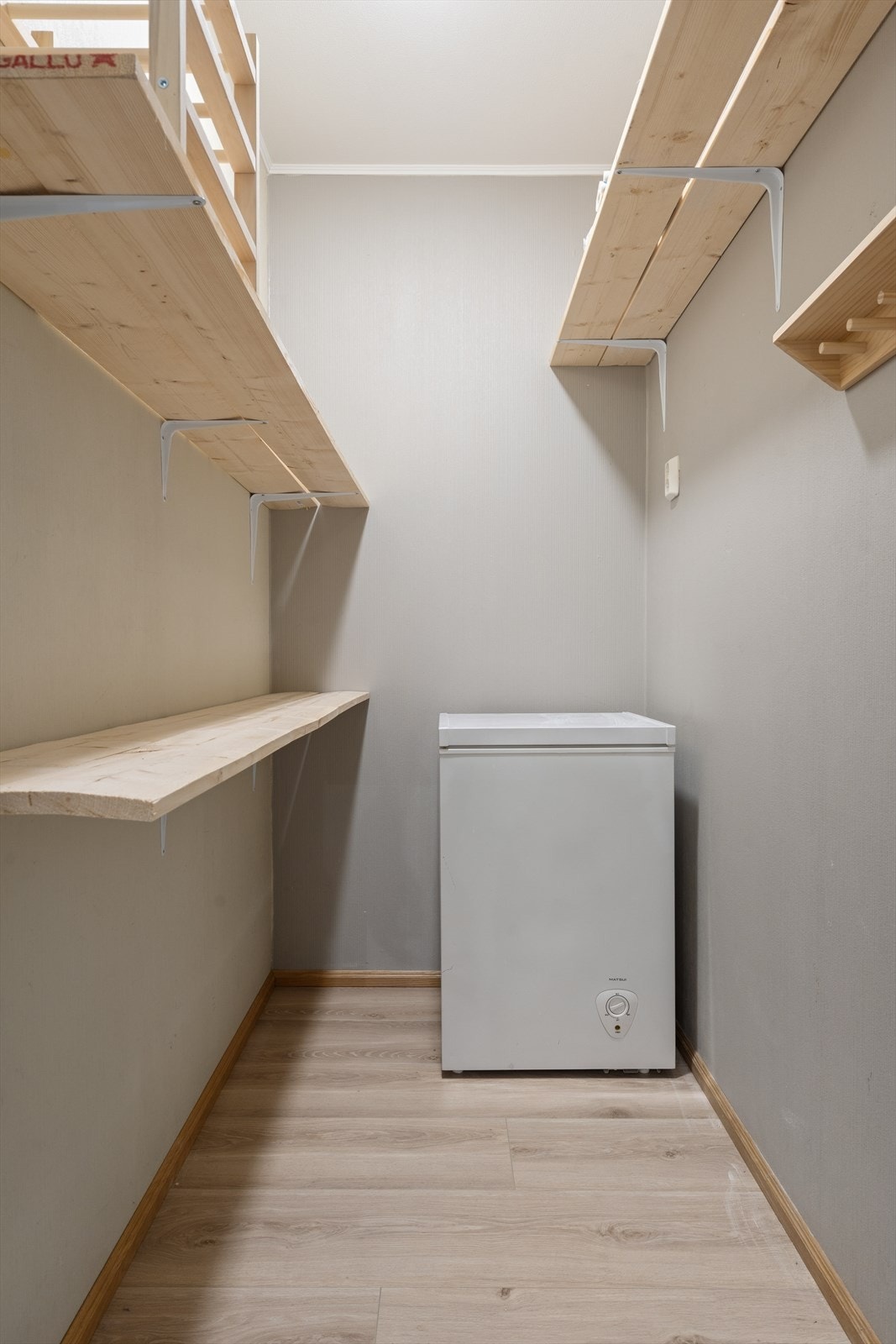 Boligen tilbyr gode lagringsmuligheter med en innvendig bod, en praktisk utebod på 5 m², samt tilgang til en bod i felles bodområde. Galleribilde