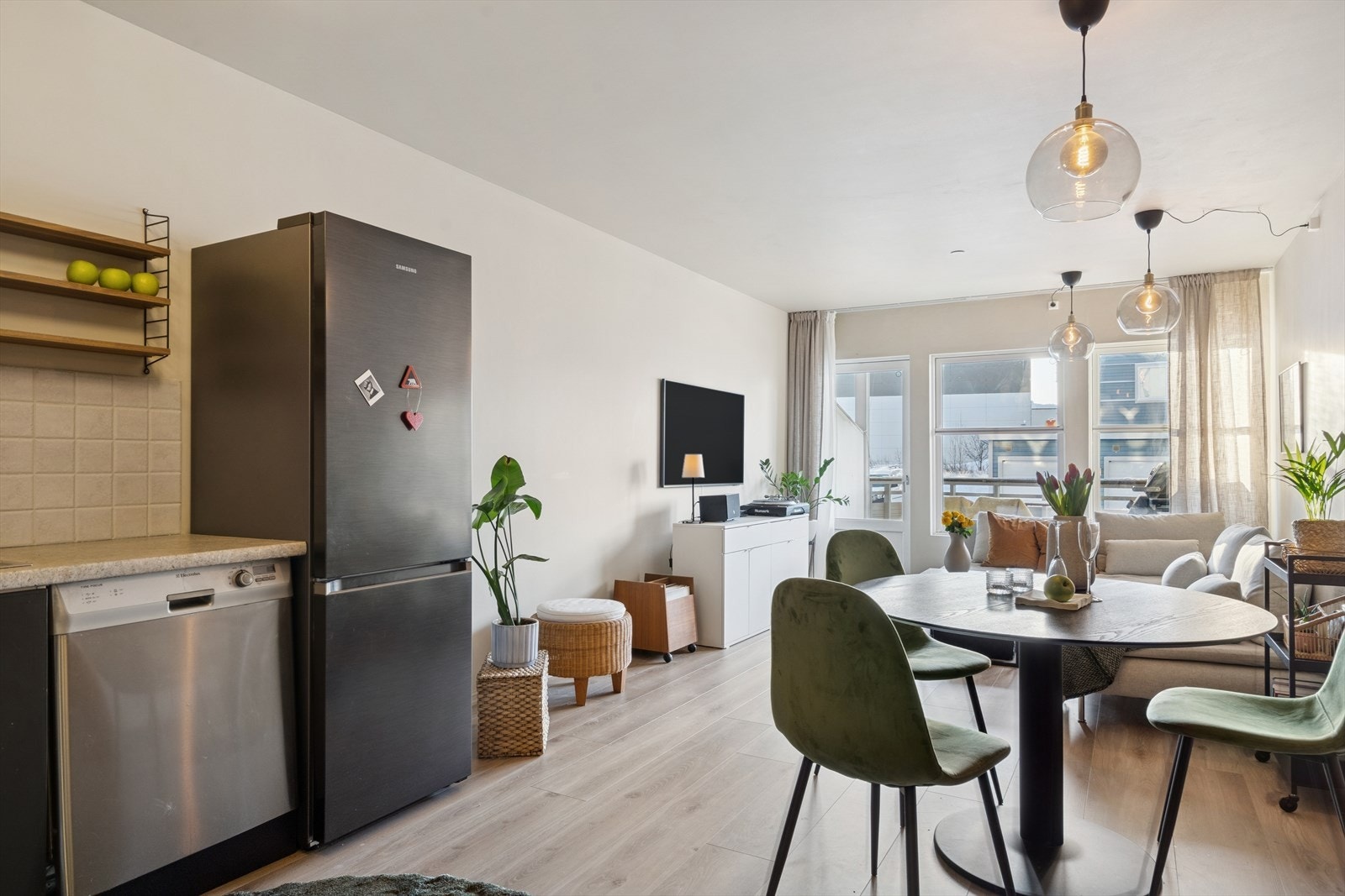 Fra kjøkkenet har du god oversikt over stuen, noe som gjør rommet svært sosialt. Galleribilde