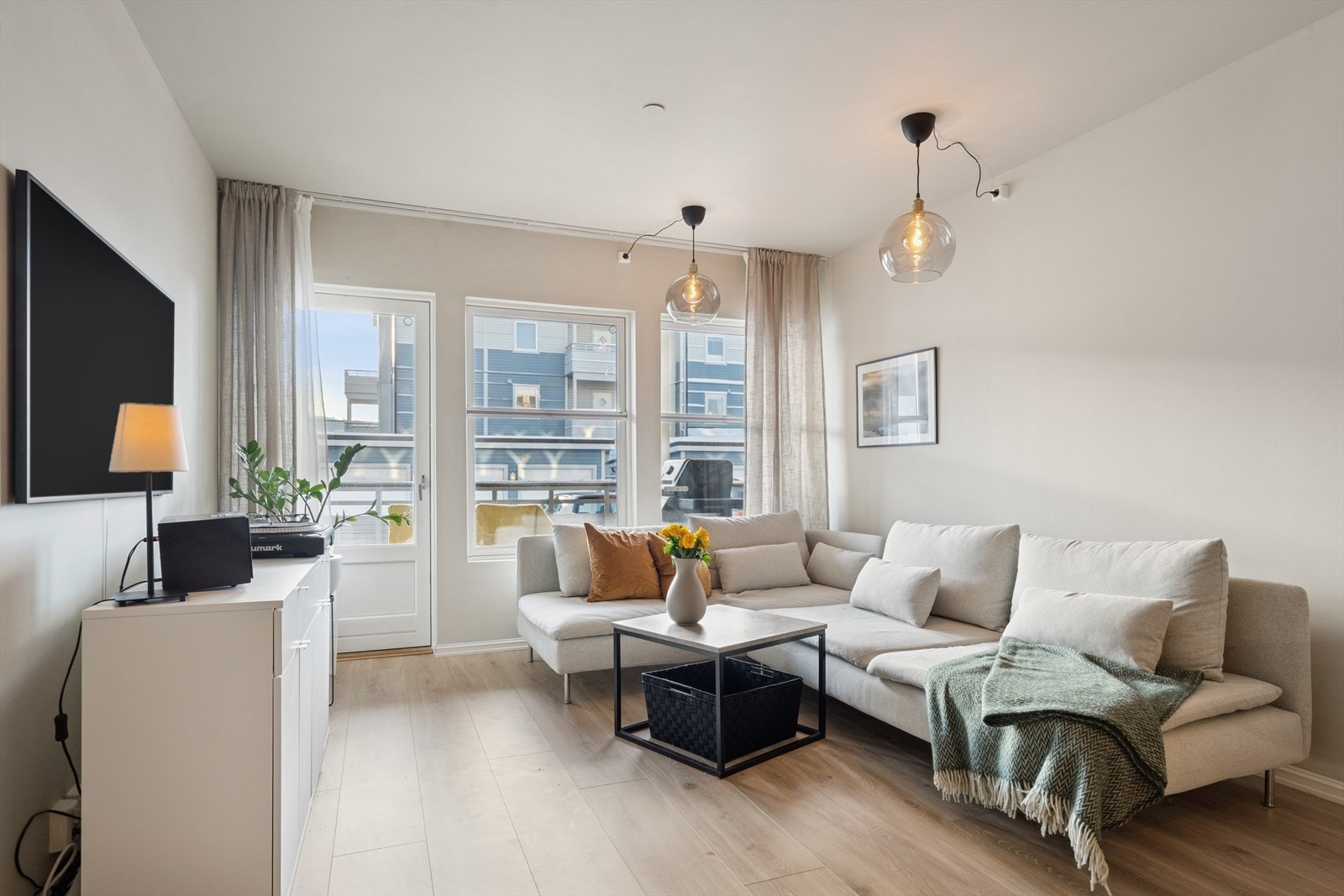 Her er flere store vindusflater som slipper inn mye naturlig lys og skaper en god atmosfære i rommet. Galleribilde