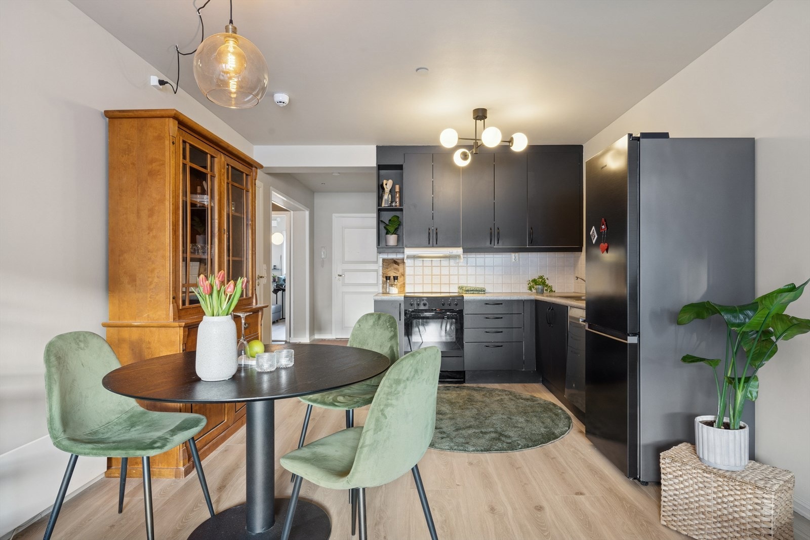 Leiligheten har en åpen og sosial stue- og kjøkkenløsning, med et kjøkken oppgradert i 2024. Galleribilde