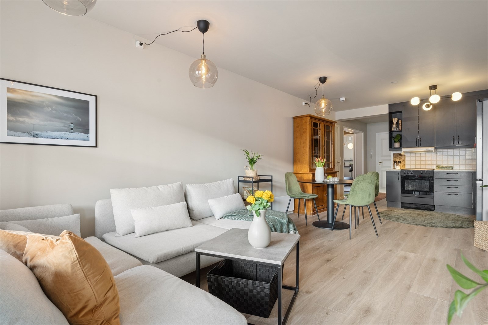 Stuen er et lyst og samlende rom med gjennomgående laminatgulv og malte veggflater. Galleribilde