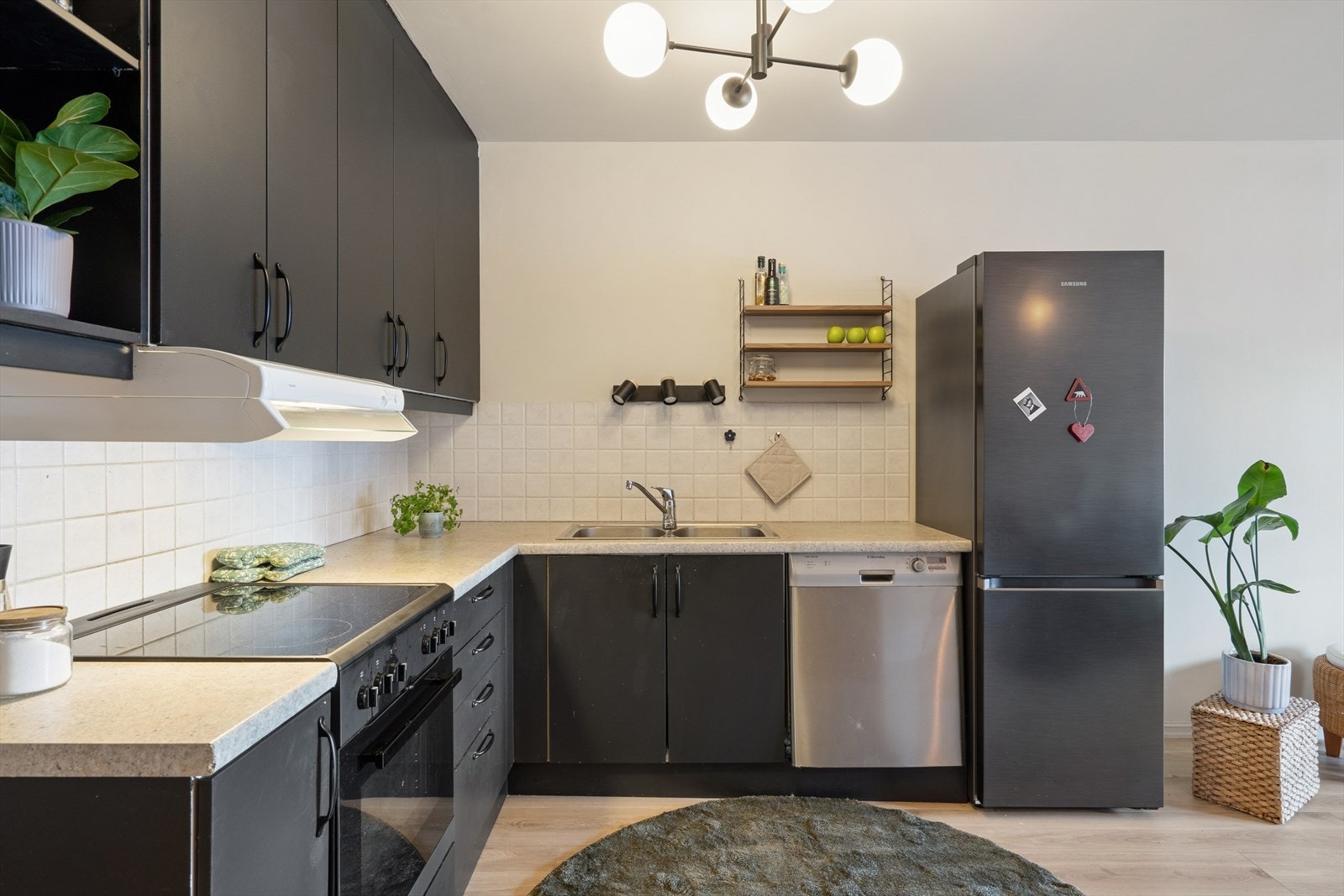 Kjøkkenet er innredet i en praktisk form og har godt med skap- og benkeplass. Galleribilde