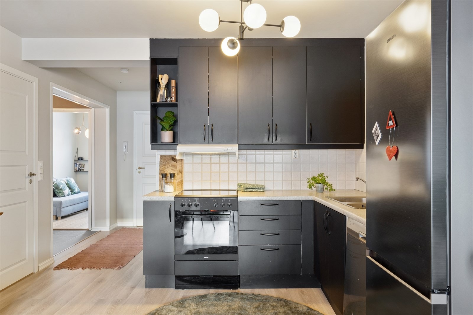 Kjøkkeninnredningen har stilrene, glatte fronter og en solid laminat benkeplate. Galleribilde