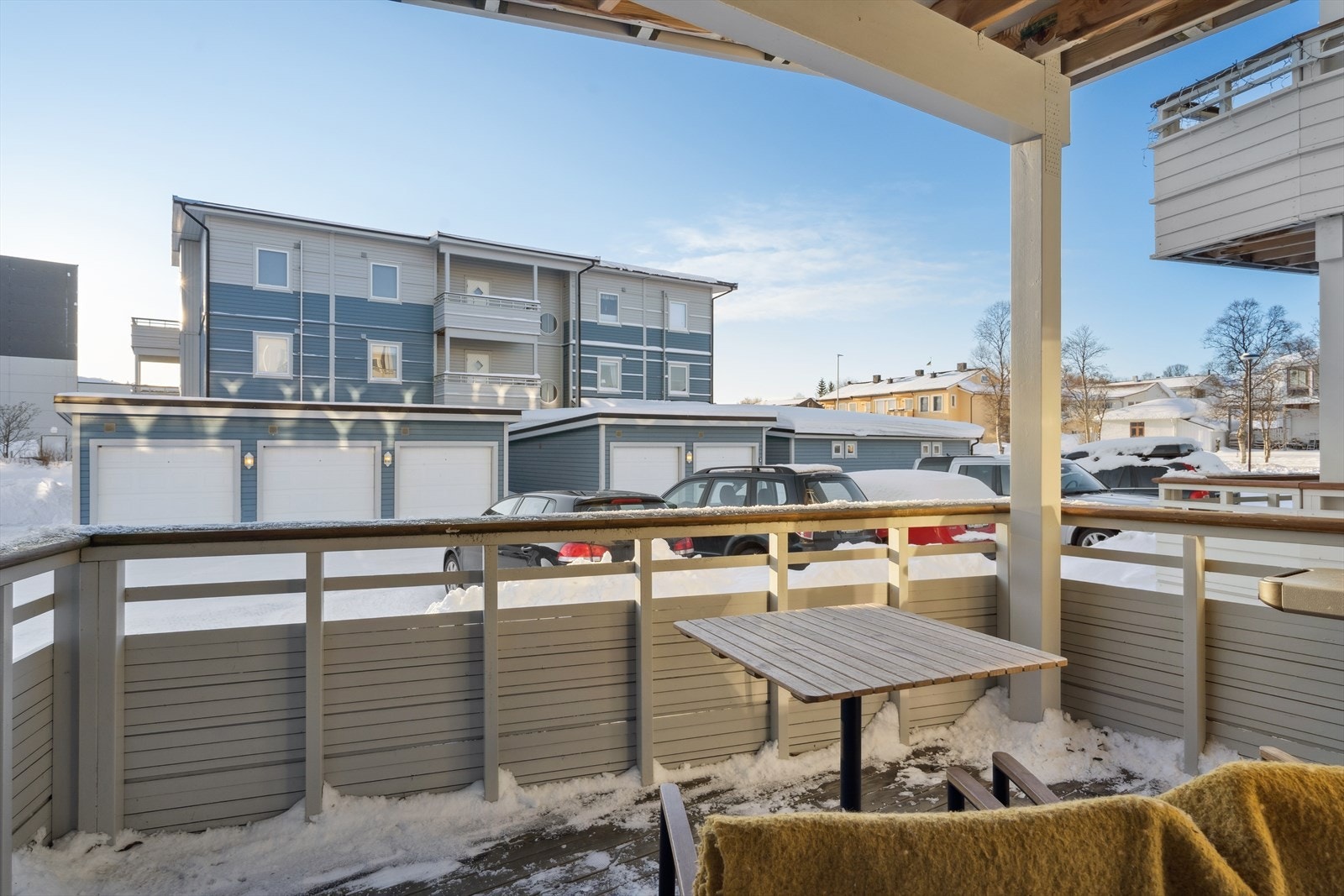 Balkongen er et hyggelig uterom med utsyn over borettslagets fellesområder. Galleribilde