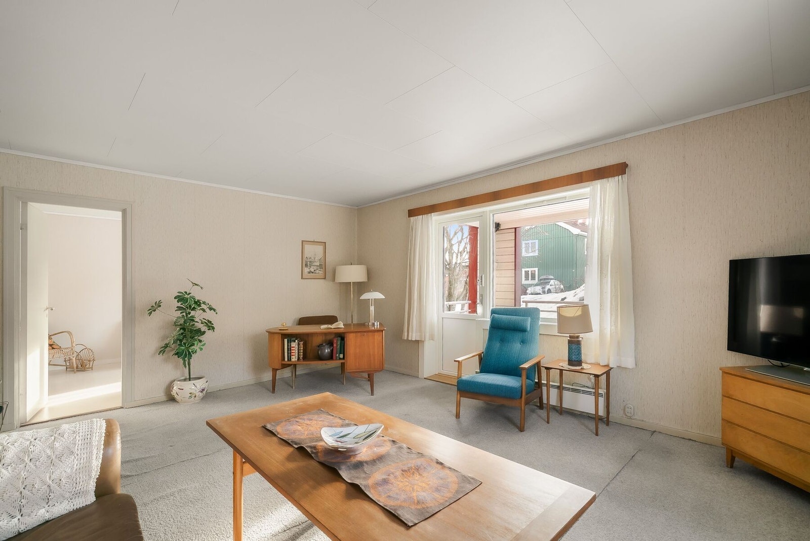 Lys og romslig stue på 21,2 m² med direkte utgang til terrassen. Galleribilde