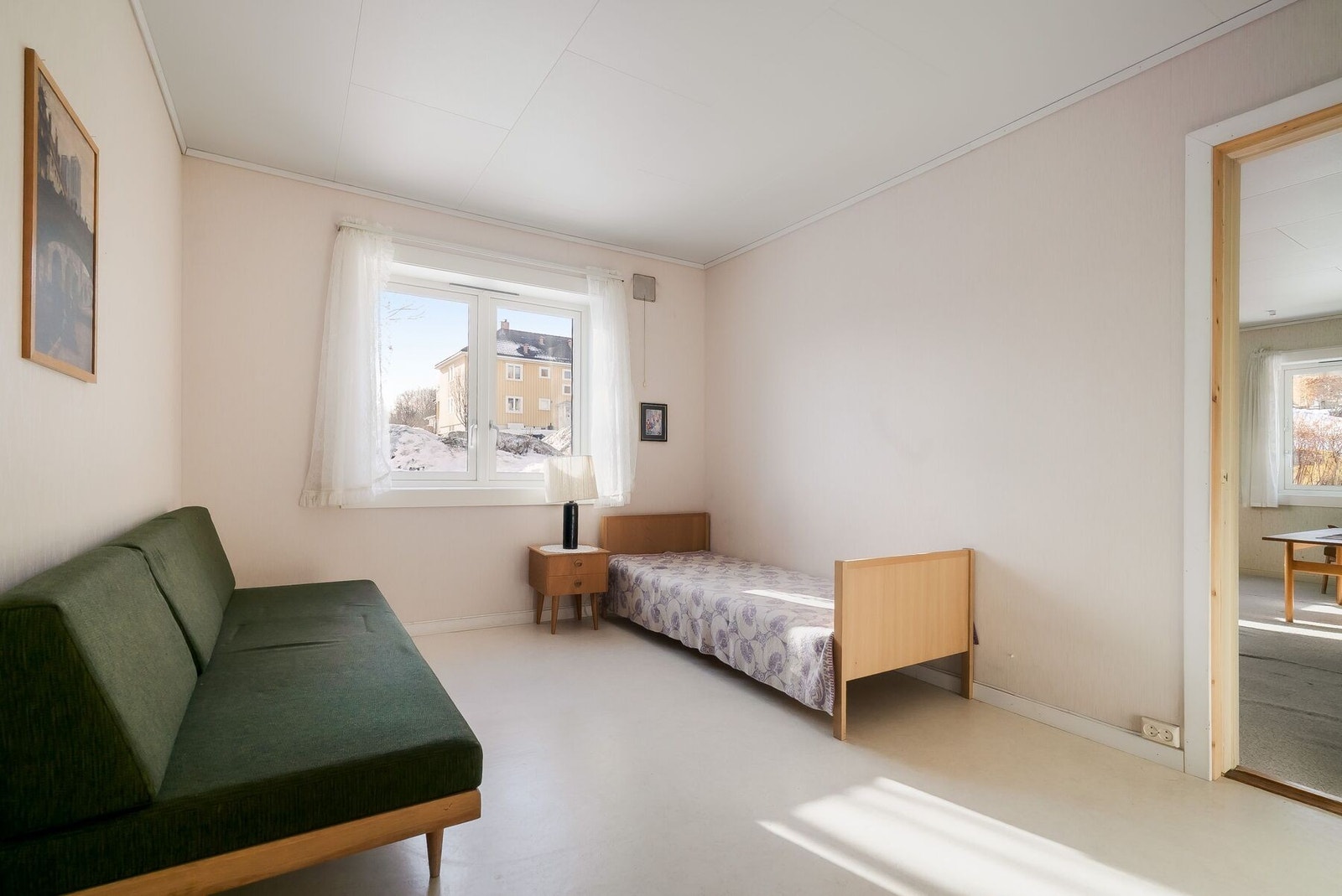 Romslig soverom på 11,6 m² med flere møbleringsmuligheter. Rommet har to dører, én til gangen og én direkte til stuen. Galleribilde