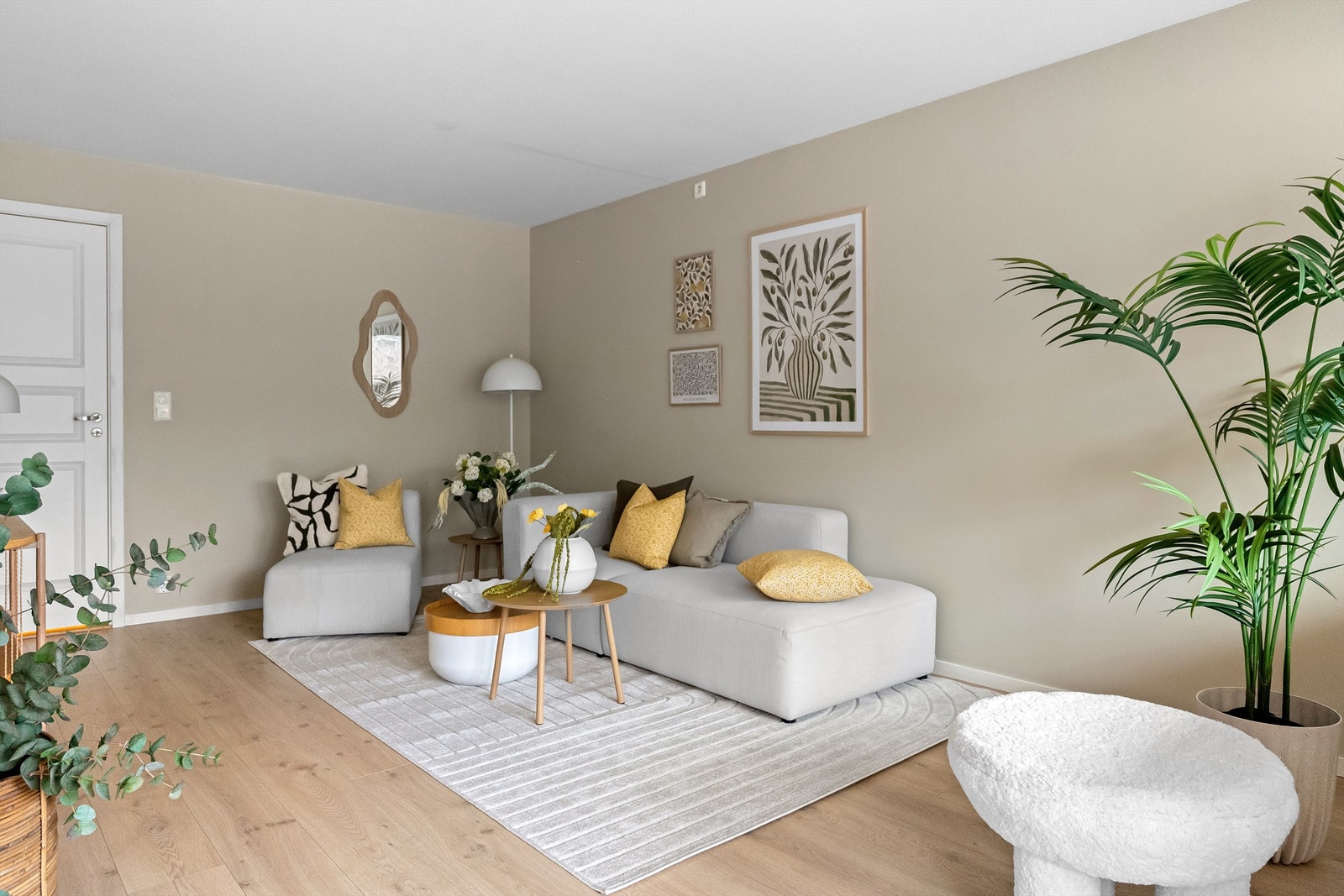 - Romslig stue malt i nydelig beigetone - Galleribilde