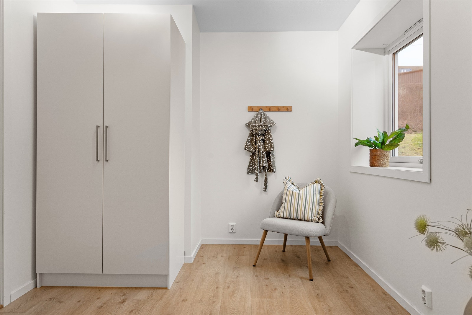 - Også innredet med et romslig garderobeskap - Galleribilde