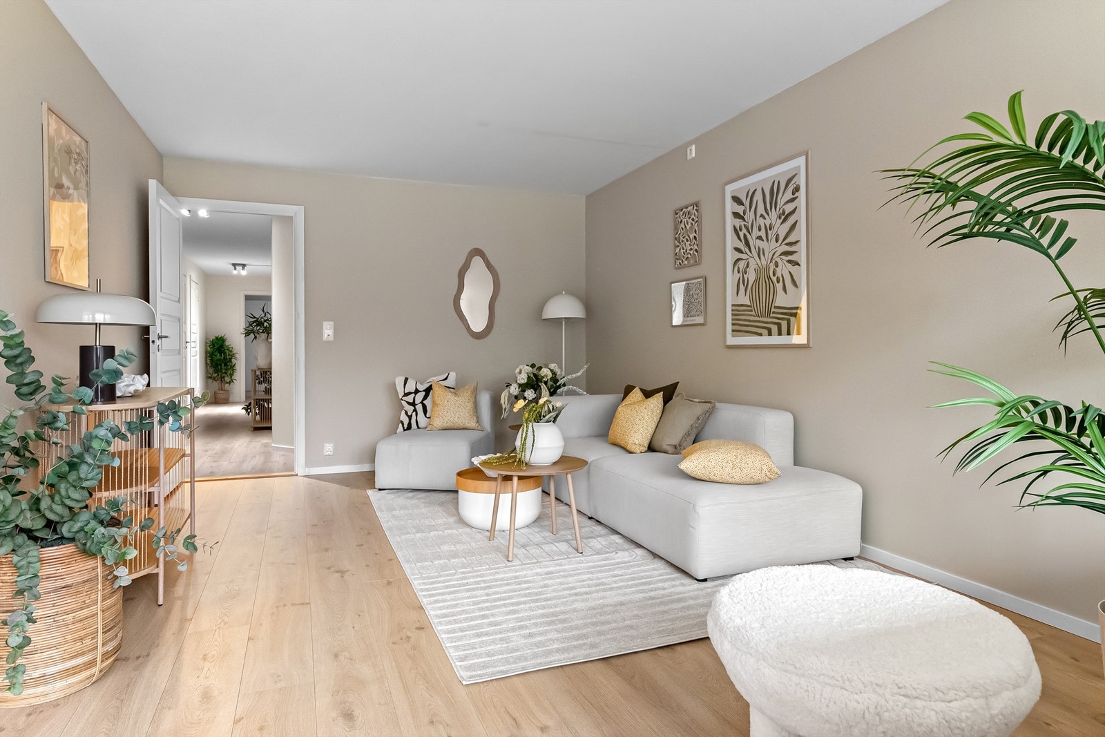 - Videre innover i leiligheten kommer man til bad, toalettrom og soverommene - Galleribilde