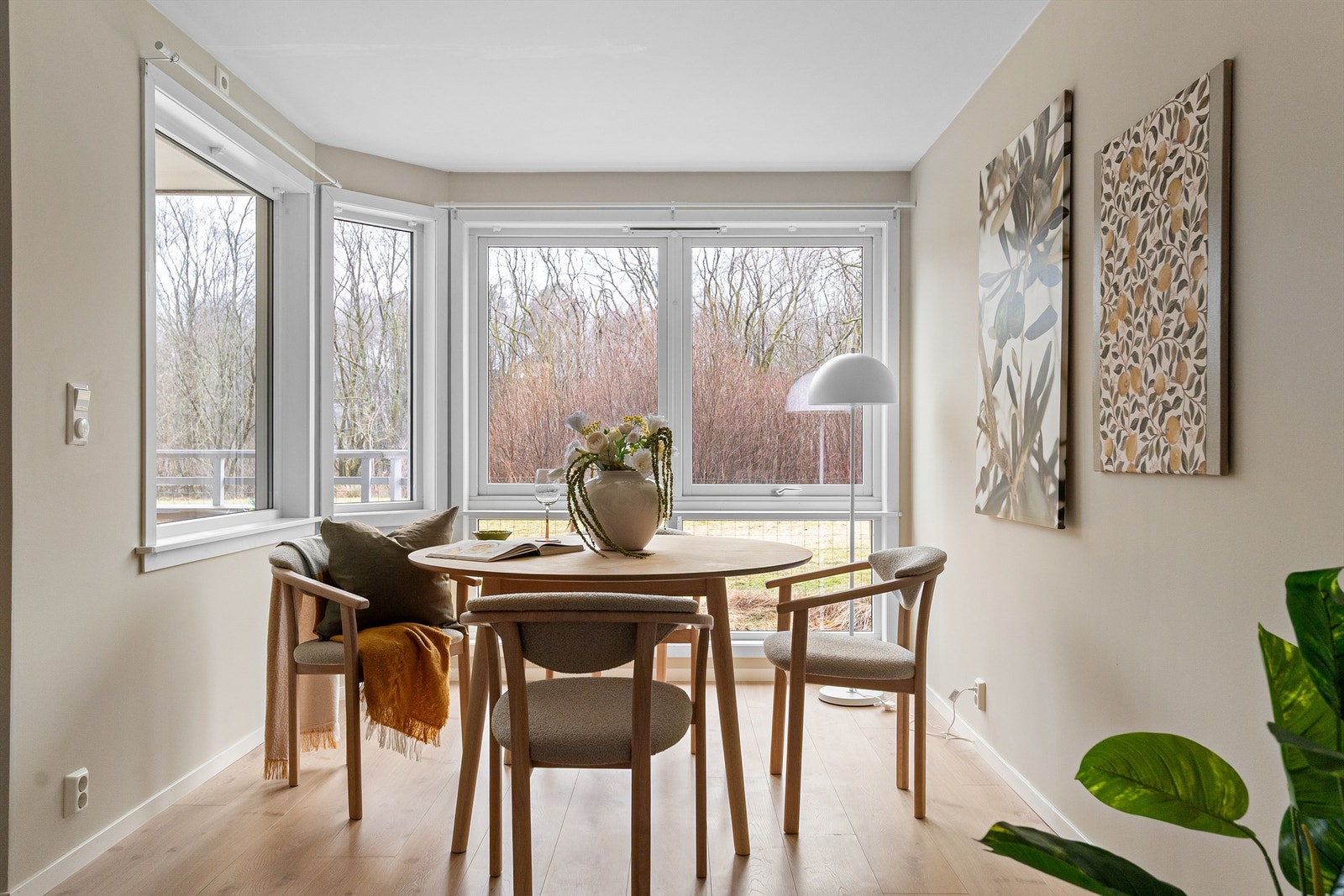 - Leiligheten er utformet med spisestue like ved kjøkkenet. Her er det store vindusflater som gir godt med dagslys - Galleribilde