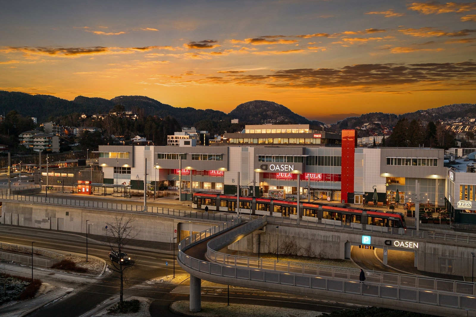 - Oasen senter, rundt 4 minutters spasertur fra leiligheten. Her finner du et godt utvalg av butikker, flere spisesteder og vinmonopol - Galleribilde