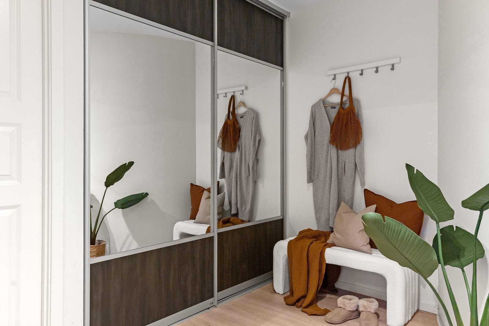 - Innredet med stor skyvedørsgarderobe og god plass til å henge fra seg yttertøy - Galleribilde