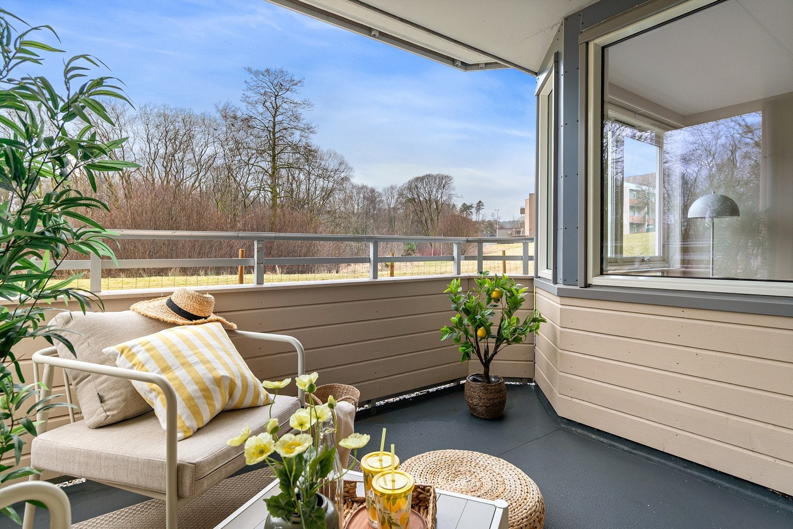 - Terrassen er overbygd som gir en koselig og lun sitteplass i all slags vær - Galleribilde