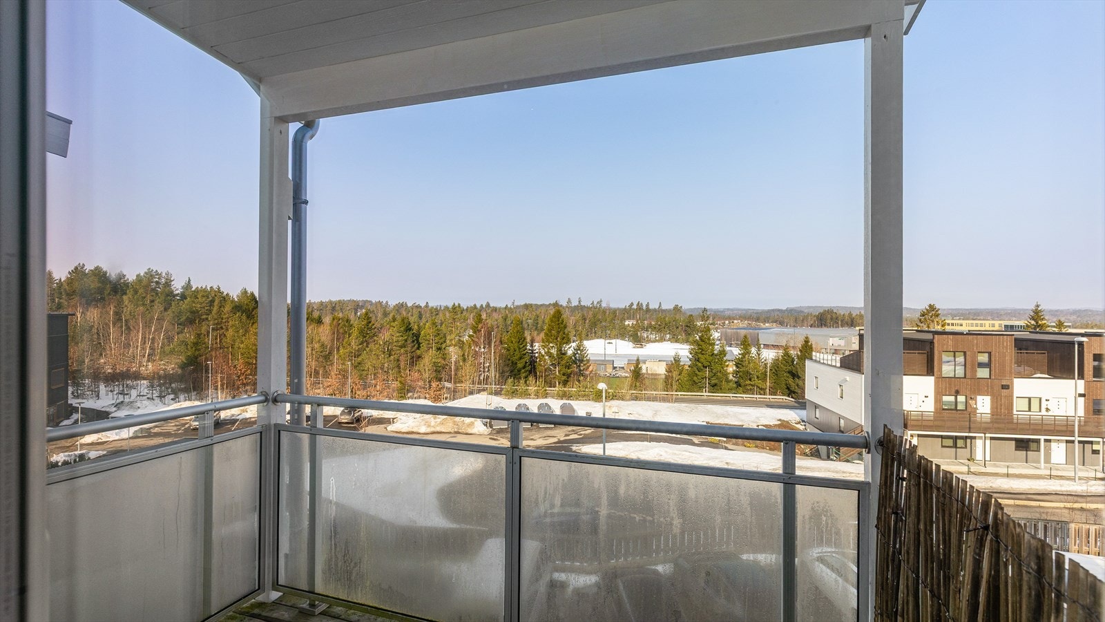 Balkong med hyggelig utsikt, fin ettermiddagssol og plass til balkongsett Galleribilde