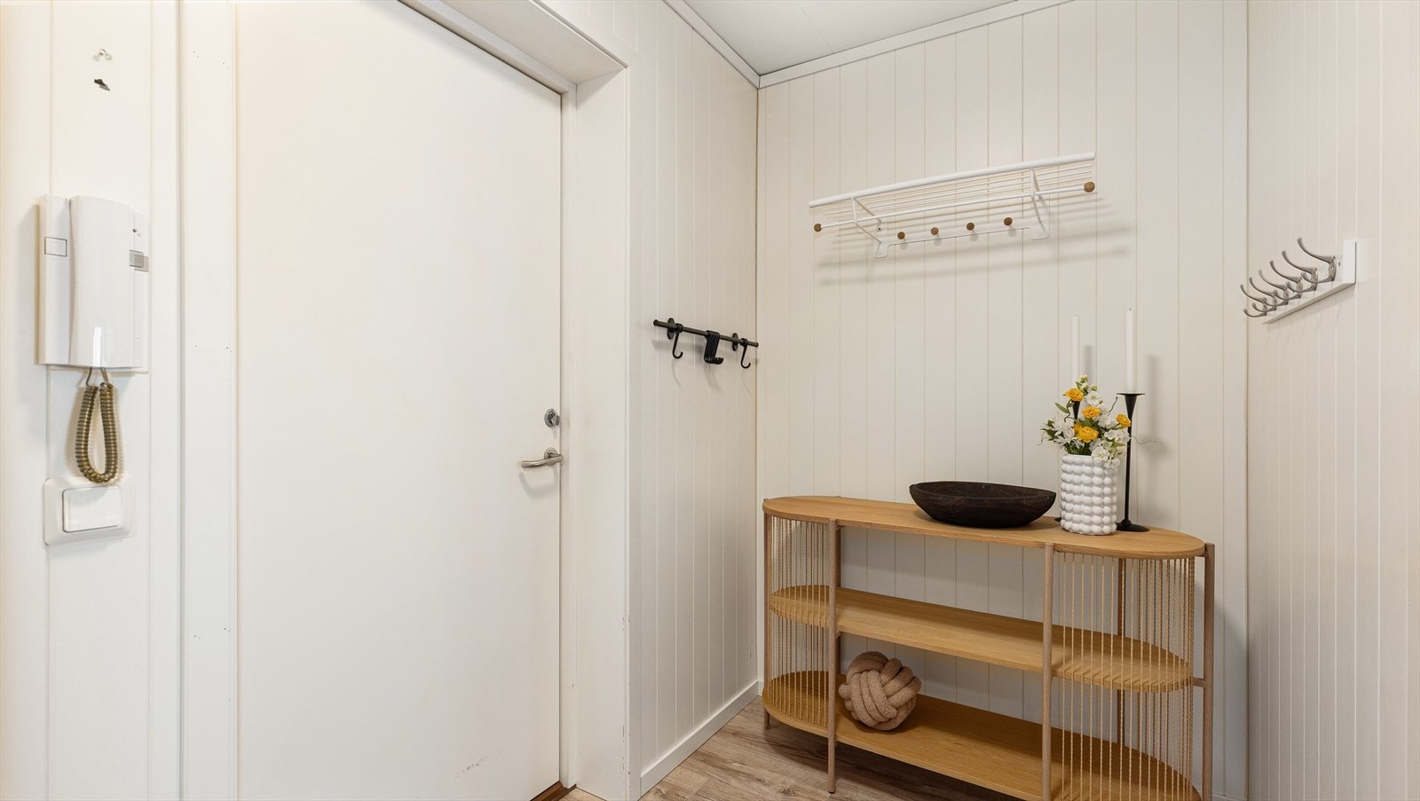 I entréen er det plass til skap/ møblement for oppbevaring Galleribilde