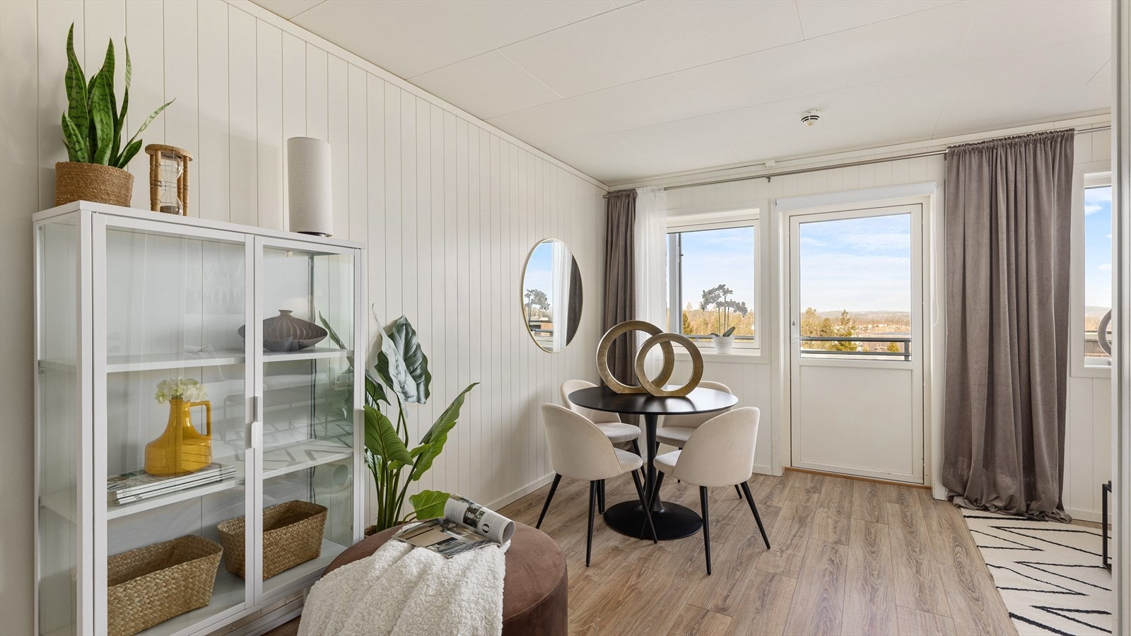 God plass til spisebord ved balkongdøren Galleribilde