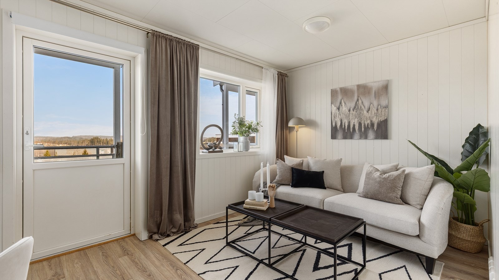 I stuen er det god plass til sofa, bord og tv i den ene enden Galleribilde