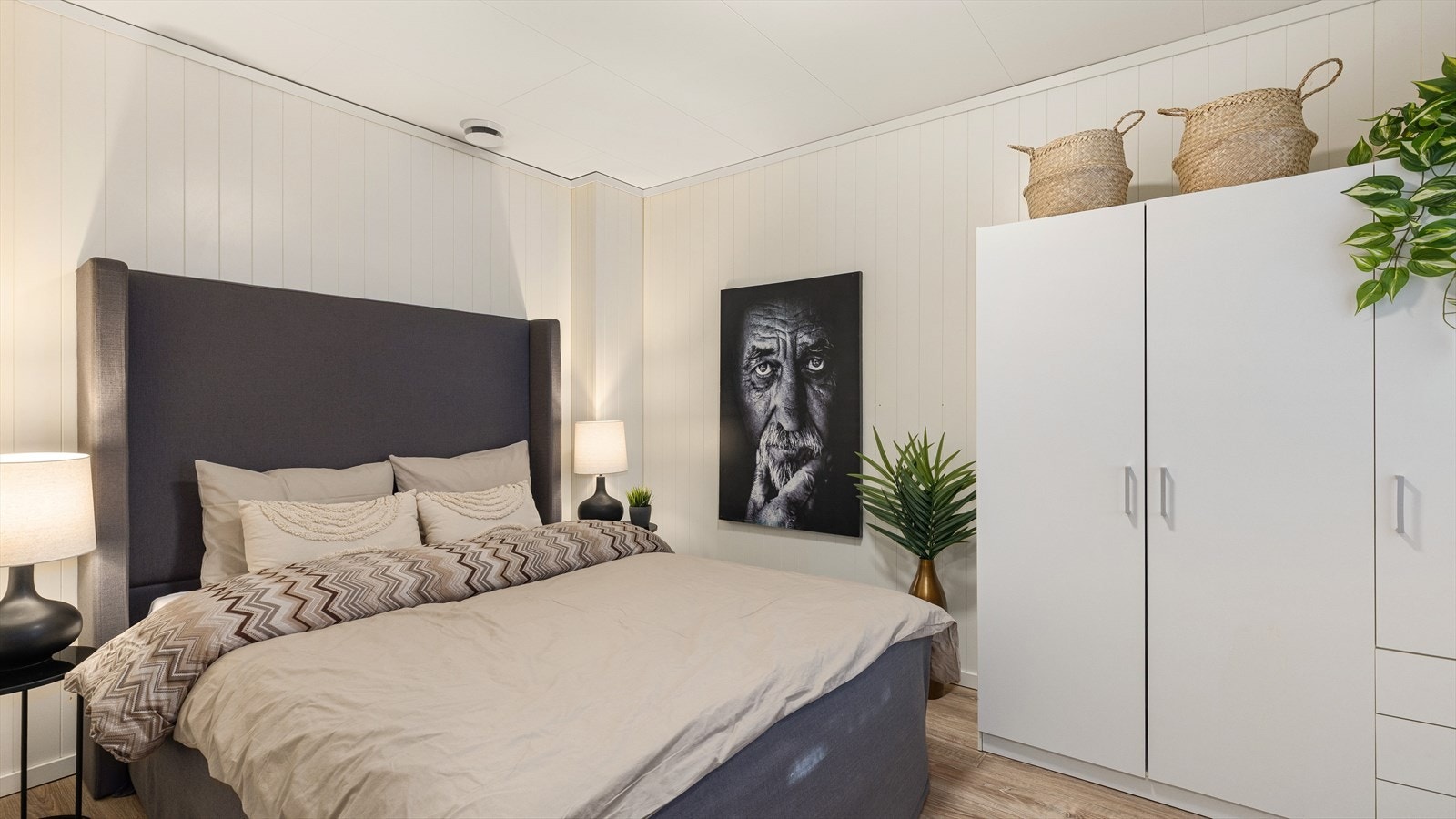 Fra entréen er det adkomst til romslig og fint soverom Galleribilde