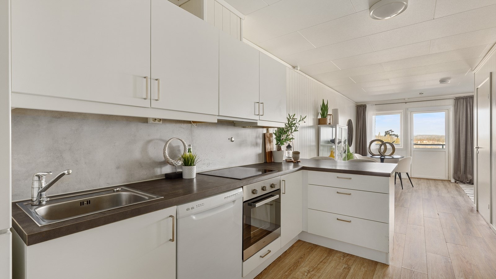 Lyst kjøkken med god benkplass. Hvitevarene følger leiligheten ved salg Galleribilde