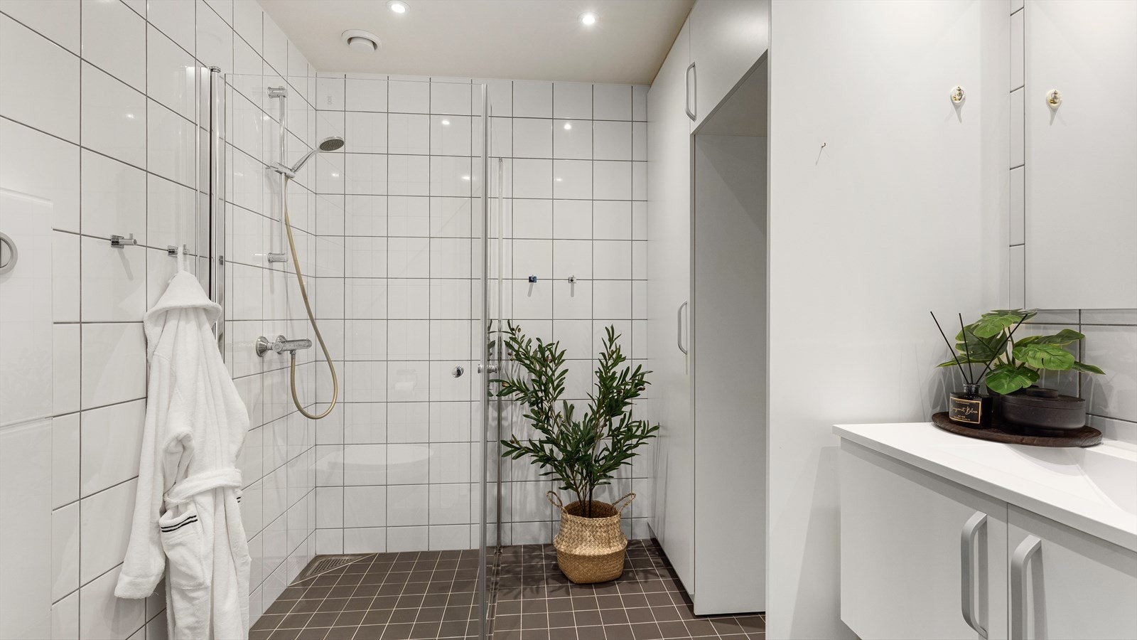 Lyst, flislagt bad av fin størrelse Galleribilde