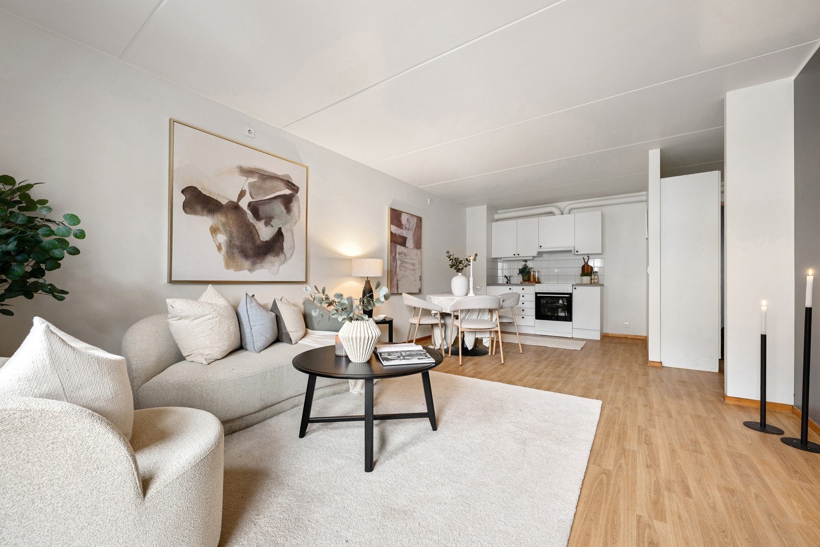 Det er videre plass til spisebord. Galleribilde