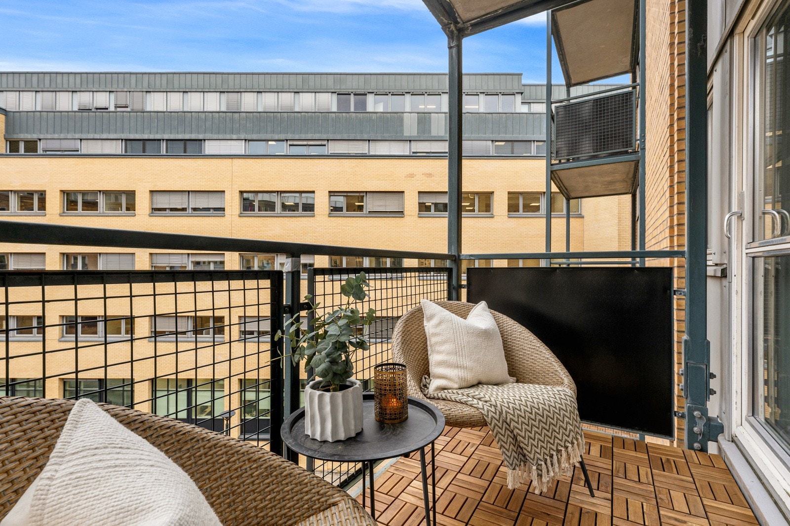 Balkongen har god plass til utemøblement. Galleribilde