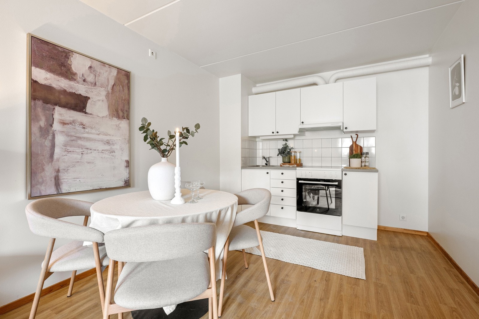 Kjøkkeninnredning med glatte fronter og laminat benkeplate med nedfelt skyllekum. Galleribilde