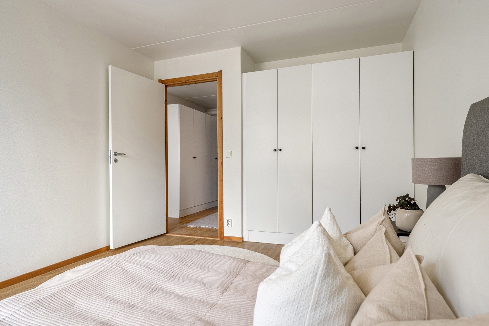 Innredet med garderobeskap som gir rikelig med oppbevaringsplass. Galleribilde