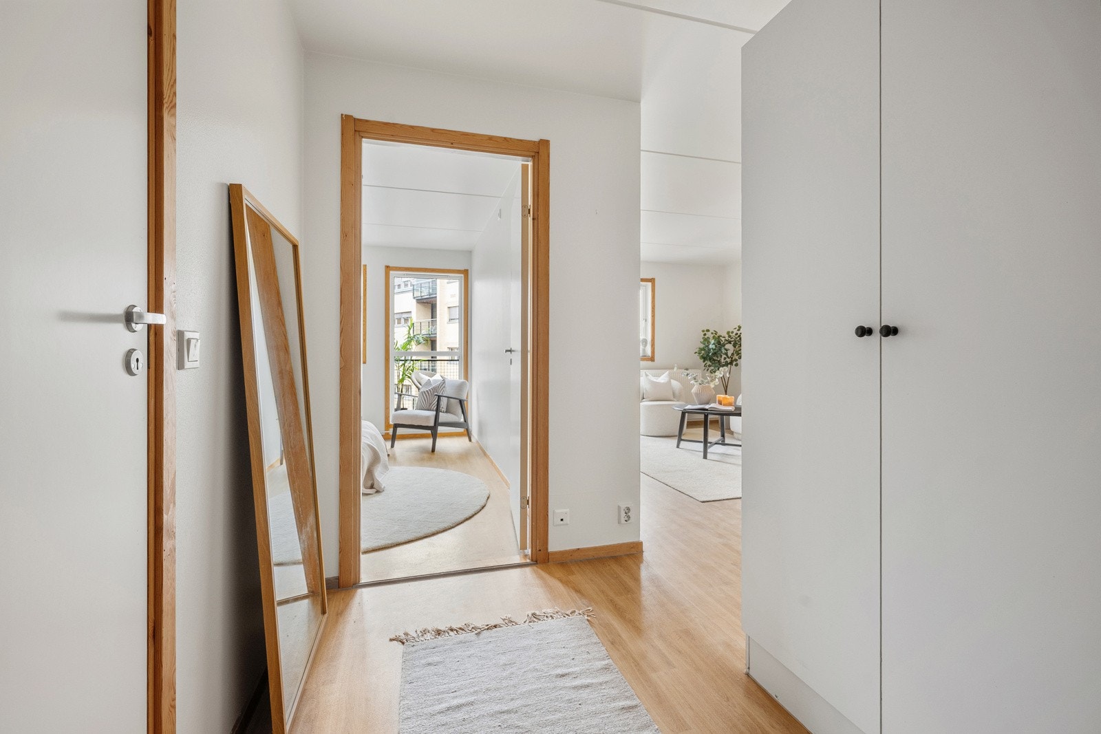 Entréen er innredet med garderobeskap hvor yttertøyet kan ryddes bort. Galleribilde