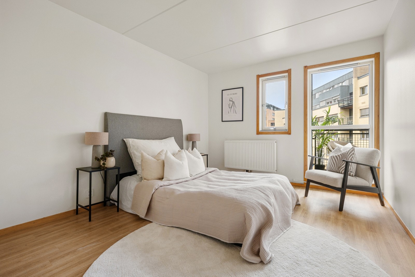 Soverommet har god plass til stor dobbeltseng med nattbord på hver side. Galleribilde