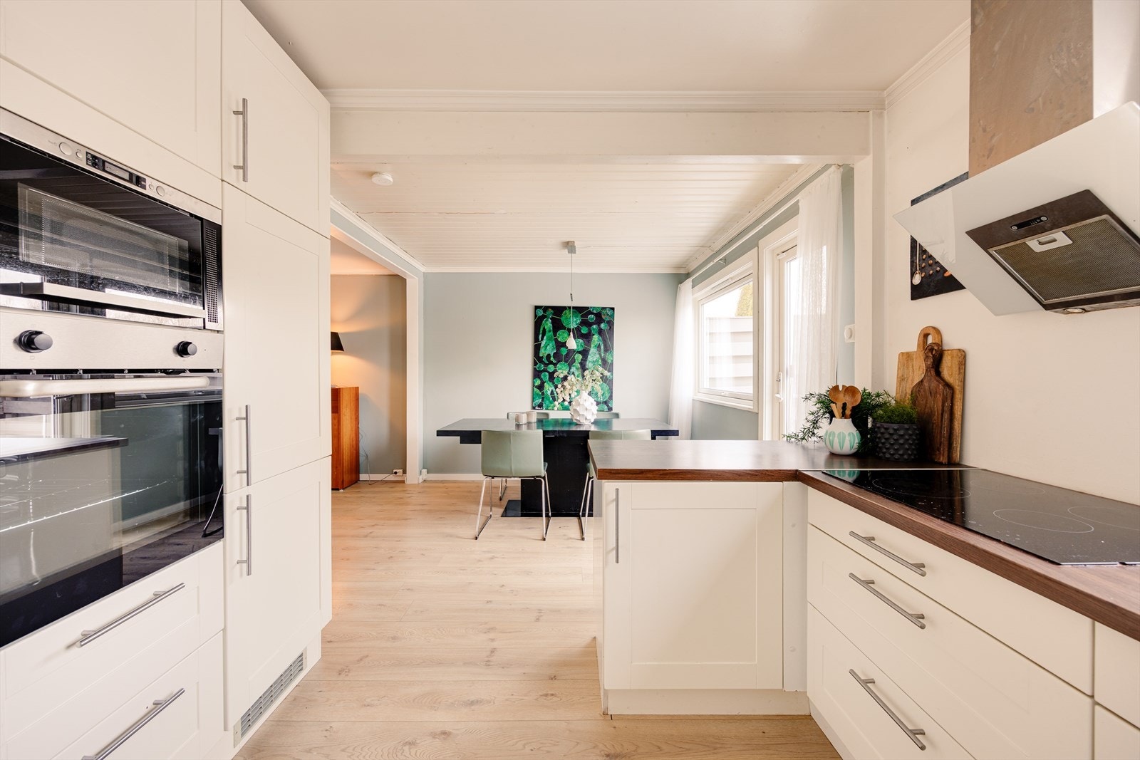 Kjøkkenet ligger naturlig tilknyttet spisestuen og legger til rette for hyggelige måltider med hele familien. Galleribilde