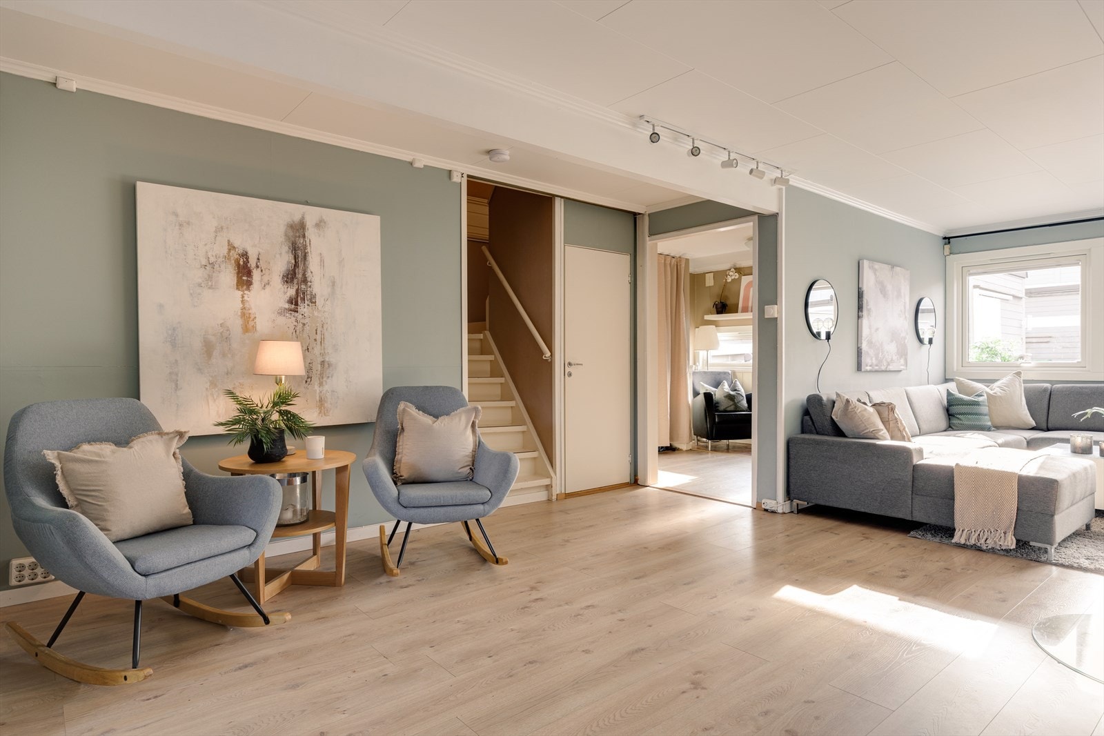 Stuen fremstår som boligens naturlige samlingspunkt - generøs i størrelse og badet i dagslys fra flere himmelretninger. Galleribilde