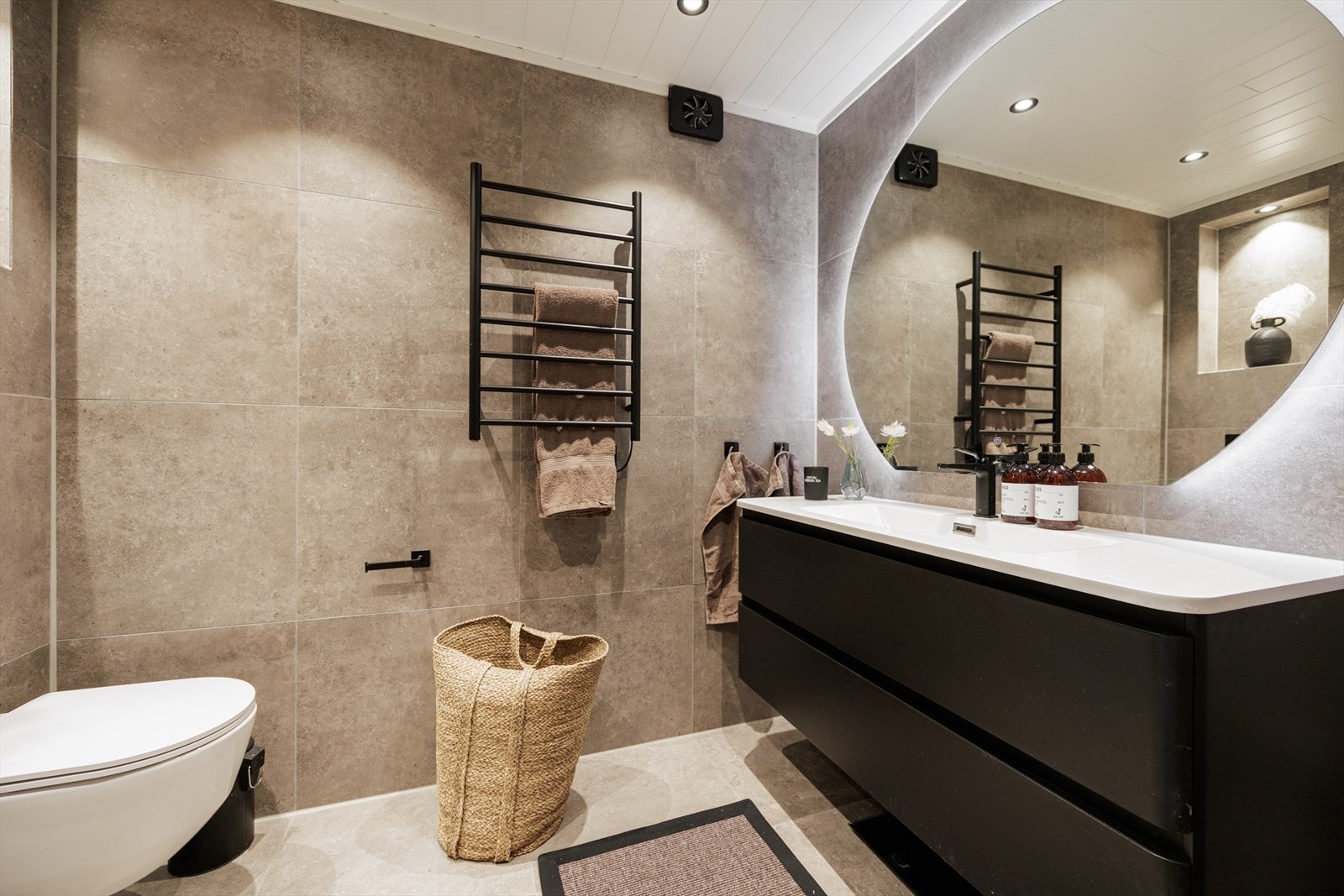 Badet er pusset opp i 2024 og har fått en moderne og tidsriktig til. Galleribilde