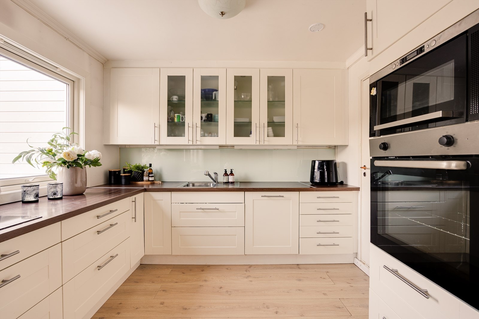 Laminat benkeplate med nedfelt kum i rustfritt stål gir en robust og funksjonell arbeidsflate. Galleribilde