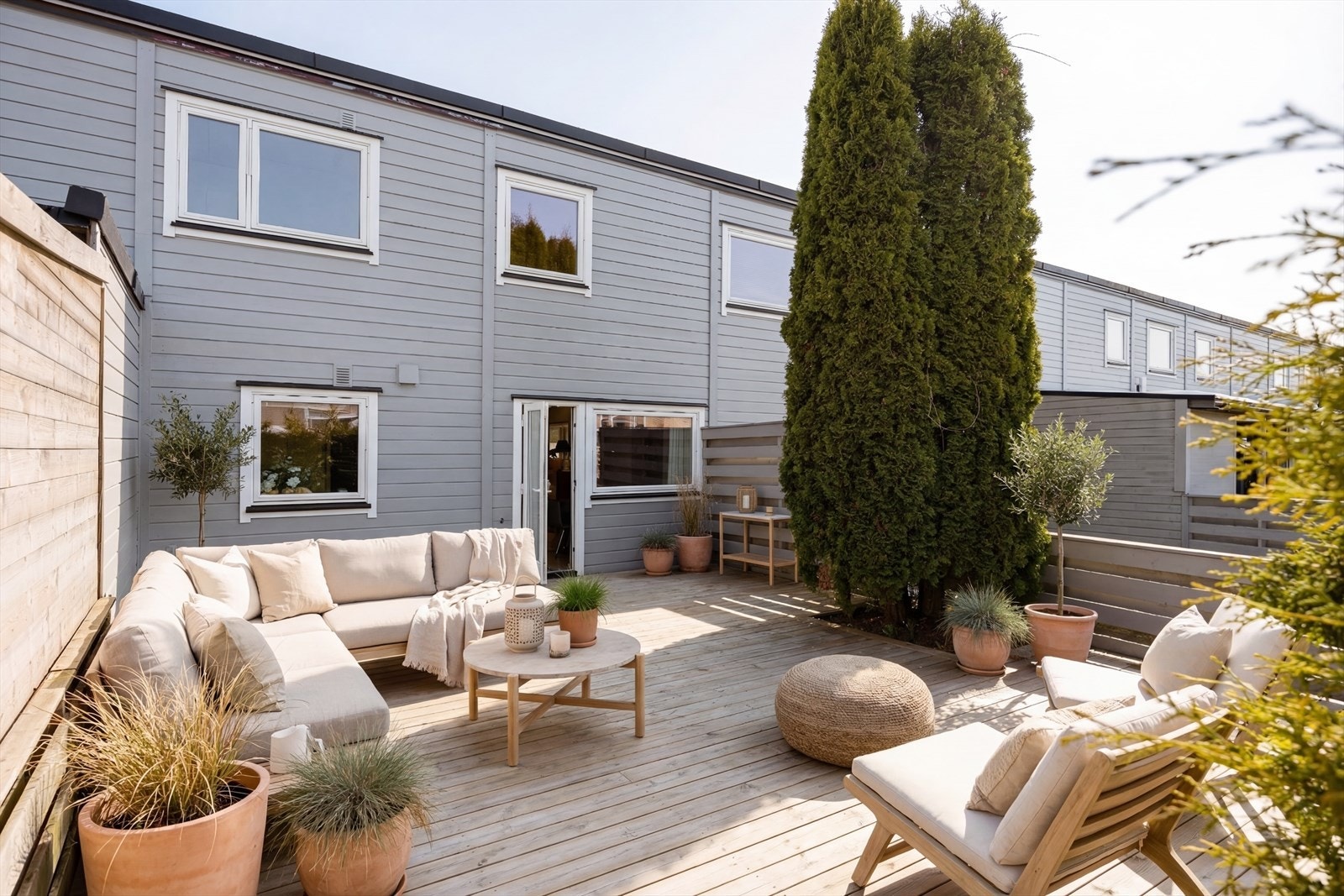 Regine Hodt /v Emera Eiendomsmegling presenterer dette flotte og familievennlige rekkehuset - med god intern beliggenhet i populære Skjettenbyen. (AI-Digital styling) Galleribilde