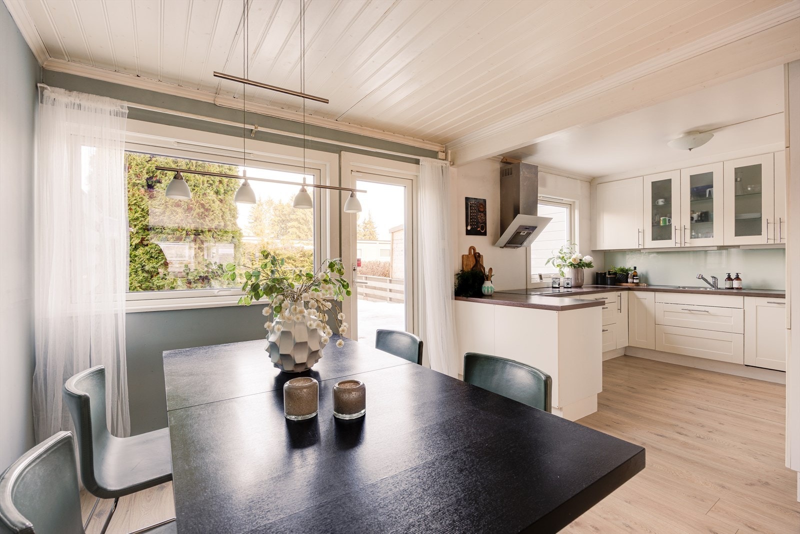 Kjøkkenet ligger i åpen løsning til spisestuen - noe som legger opp til at du kan være sosial med gjestene under matlaging. Galleribilde