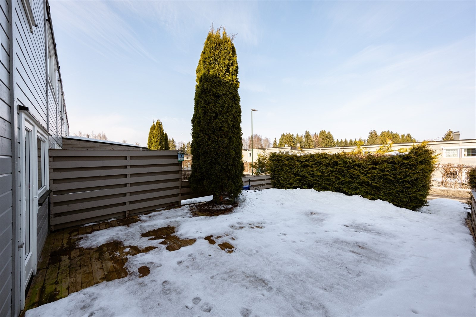 Den andre terrassen, med adkomst fra stuen, oppleves mer privat og gir gode rammer for lange, solfylte dager i behagelige omgivelser. Galleribilde