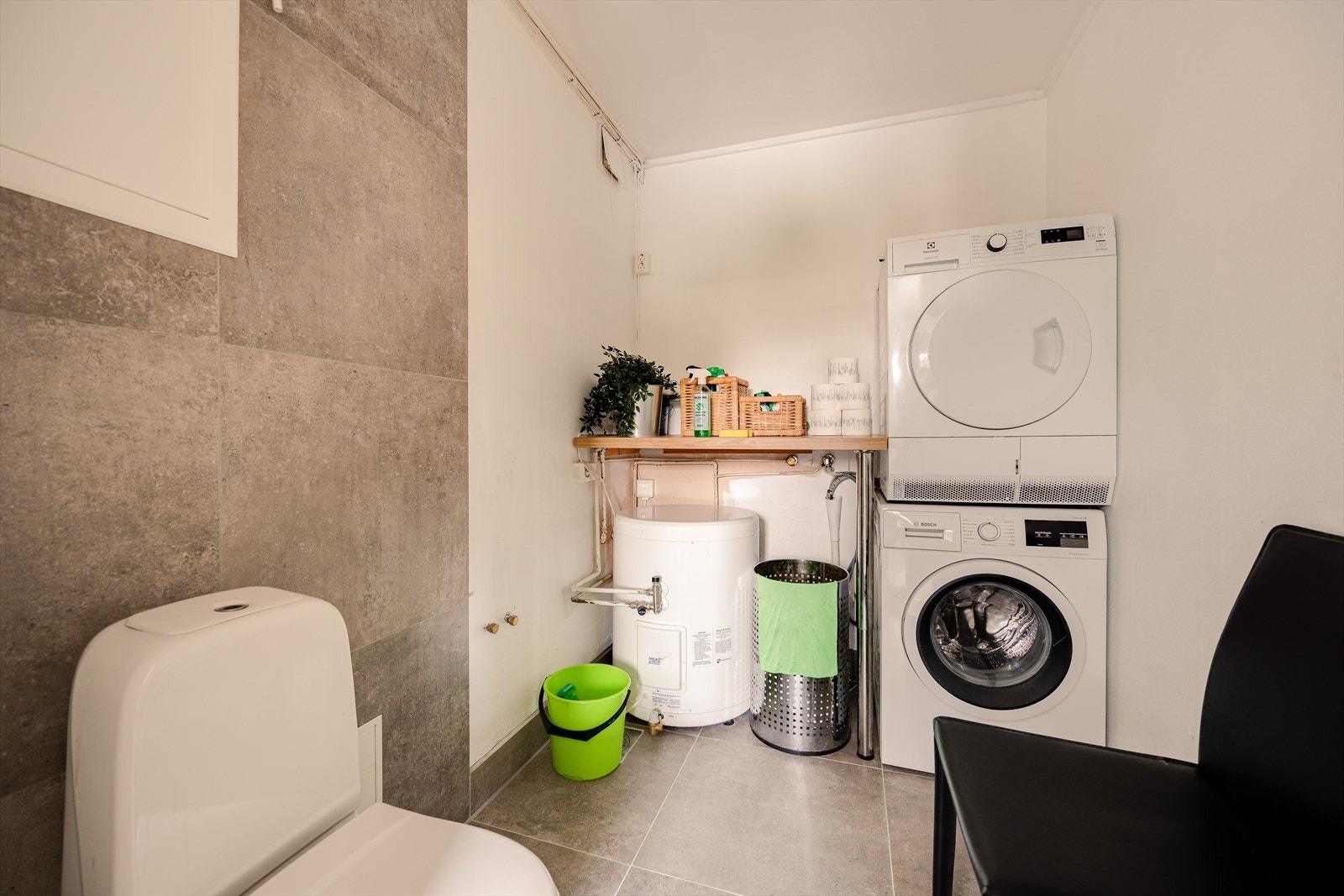 Vaskerommet er ifølge eier oppgradert i 2025 og fremstår moderne og funksjonelt. Rommet er flislagt og utstyrt med gulvstående toalett, opplegg for vaskemaskin samt fastmontert laminat benkeplate. Veggene er sparklet og malt. Galleribilde