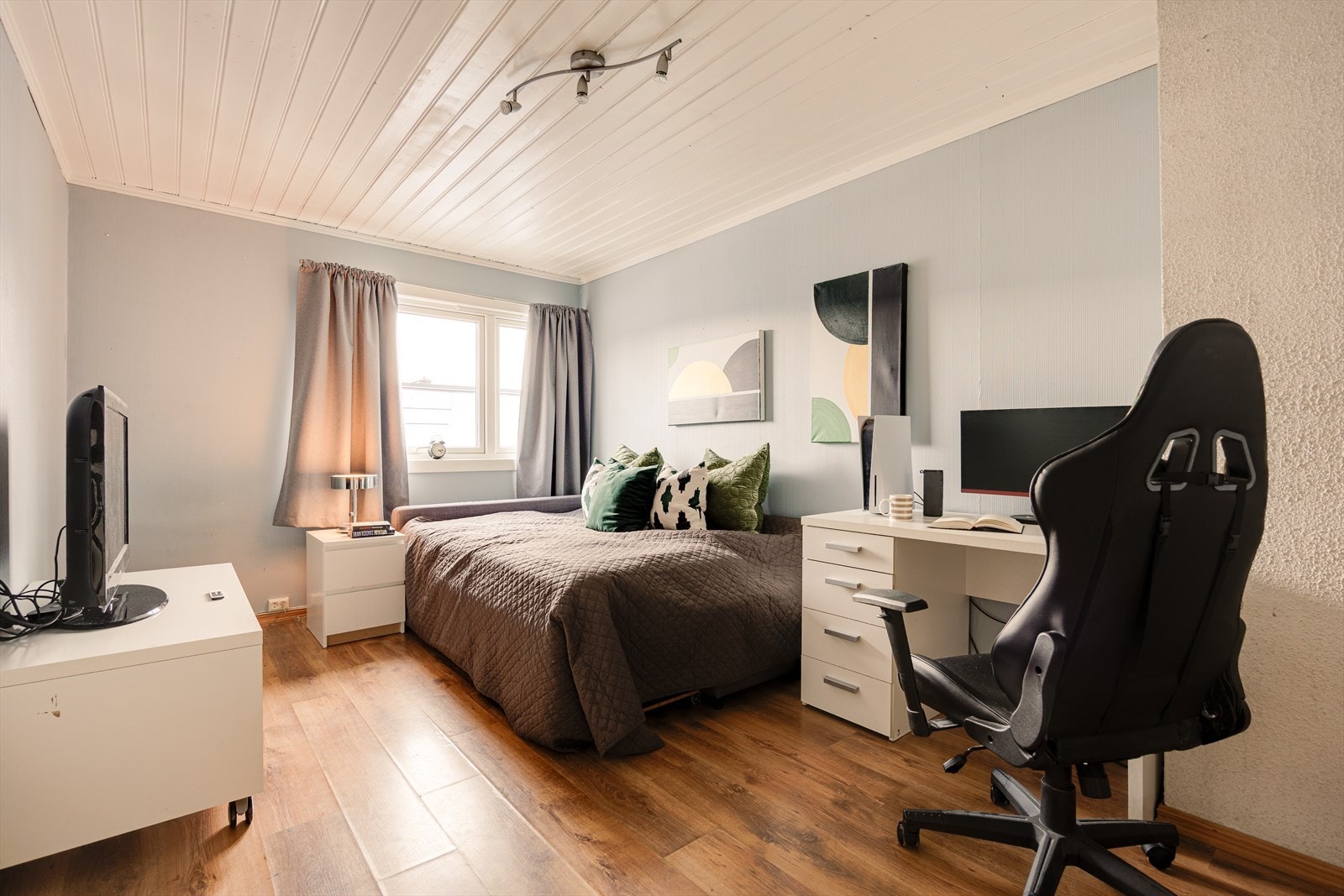 Det største rommet kan alternativt benyttes som stue eller allrom dersom behovet for fire soverom ikke er til stede. Galleribilde