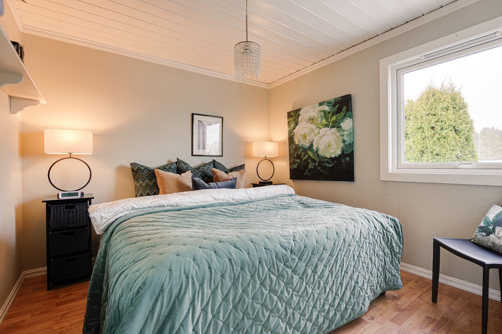 I boligens andre etasje finner du fire gode soverom. Hovedsoverommet er romslig og har plass til dobbeltseng med tilhørende nattbord. Galleribilde