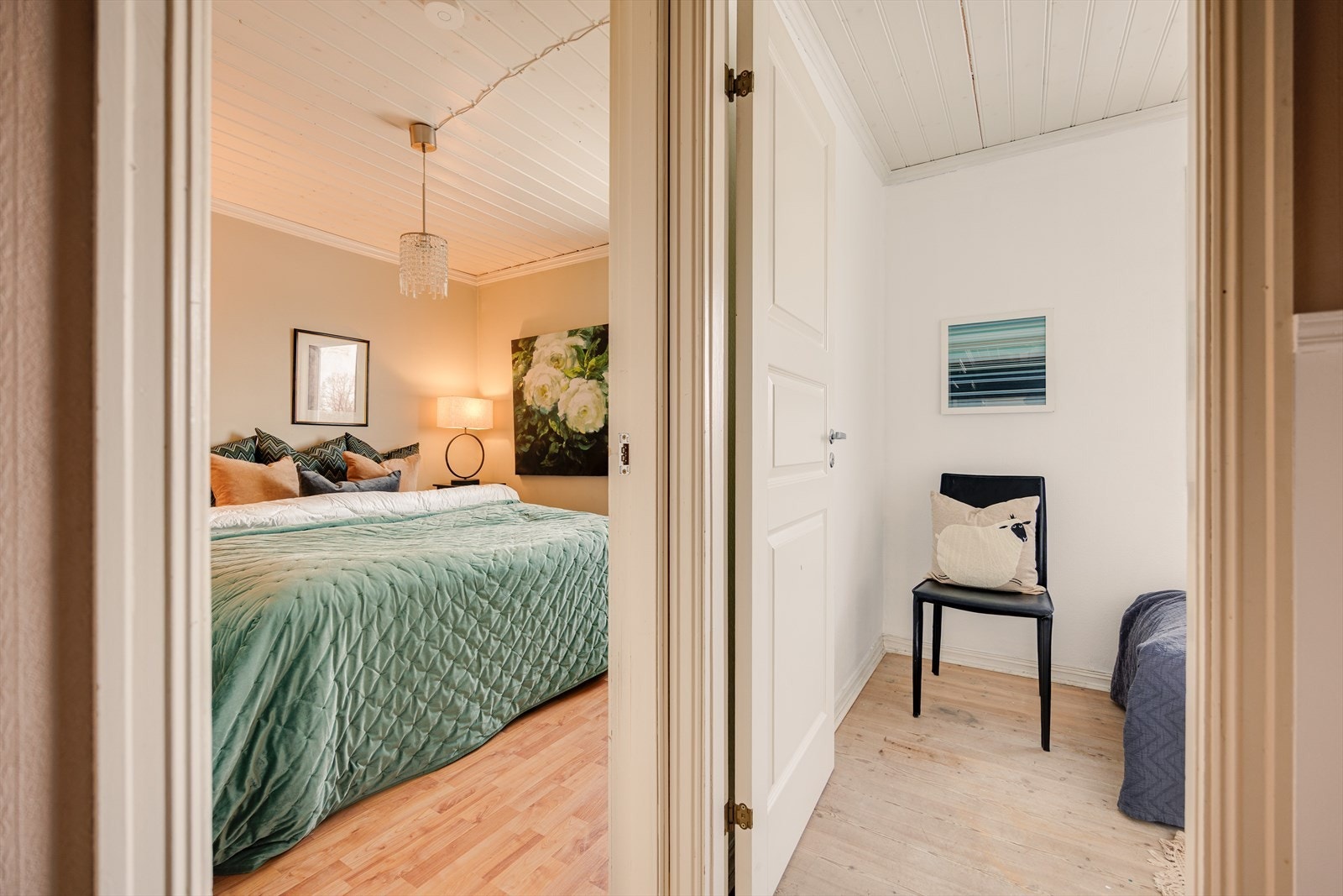 2 soverom i hver ende av boligens 2.etasje, samt bad og walk-in i midten. Galleribilde