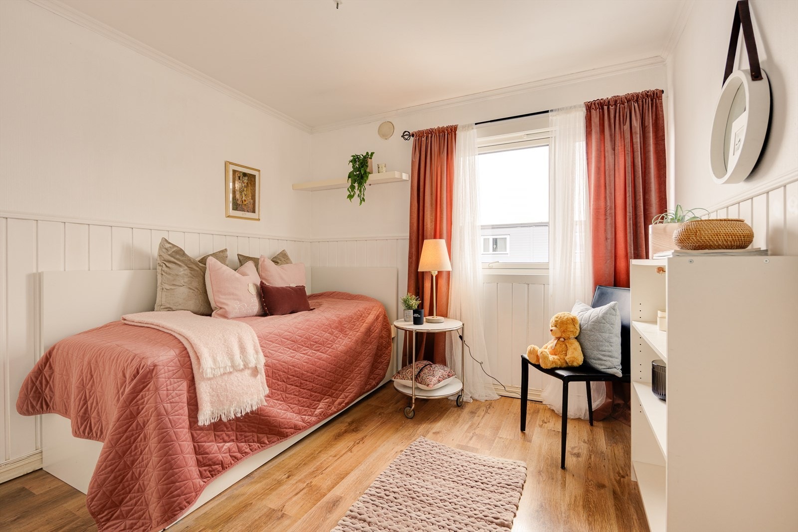 Soverom 4 er lyst og fint og har god plass til seng av den størrelsen en måtte ønske, samt ytterligere møblement. Galleribilde