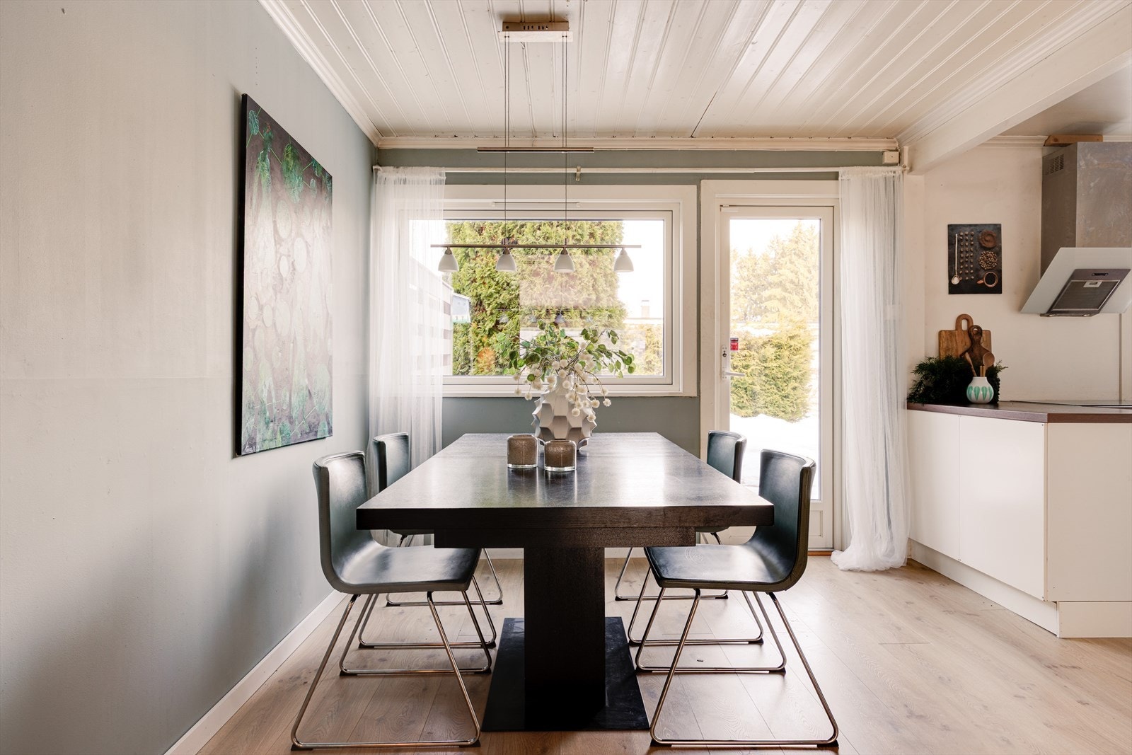 Rommet tilbyr plass til stor spisestue, slik at du har plass til storfamilien eller mange gjester rundt bordet. Galleribilde