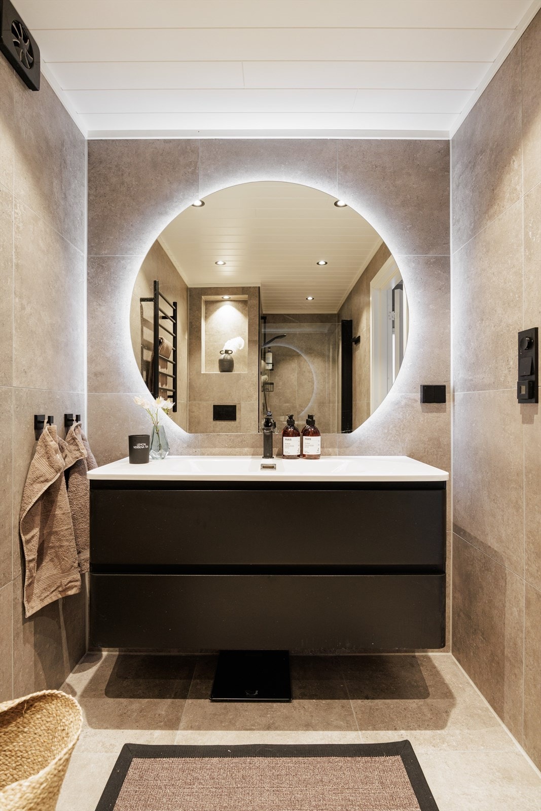 Her får du en oppgradert bolig med nytt bad, solrike uteplasser, peis og garasje. Galleribilde