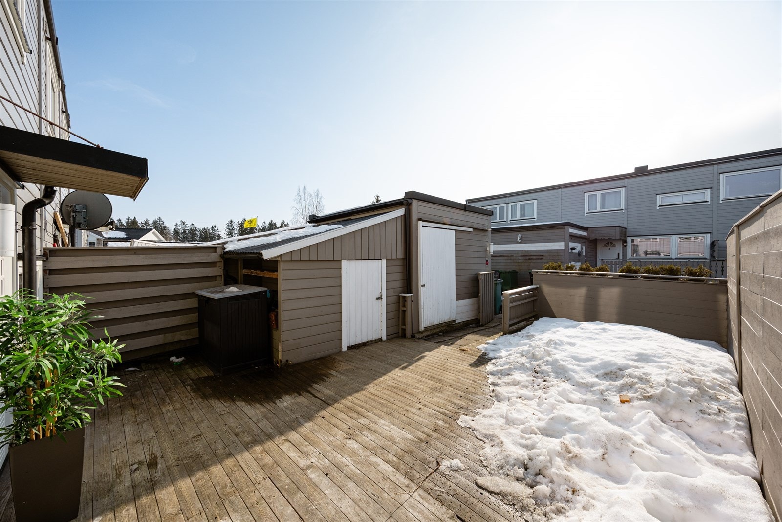 Fra terrassen på fremsiden har du også tilgang på to boder - praktisk til oppbevaring av akebrett, sykler og diverse hageutstyr. Galleribilde