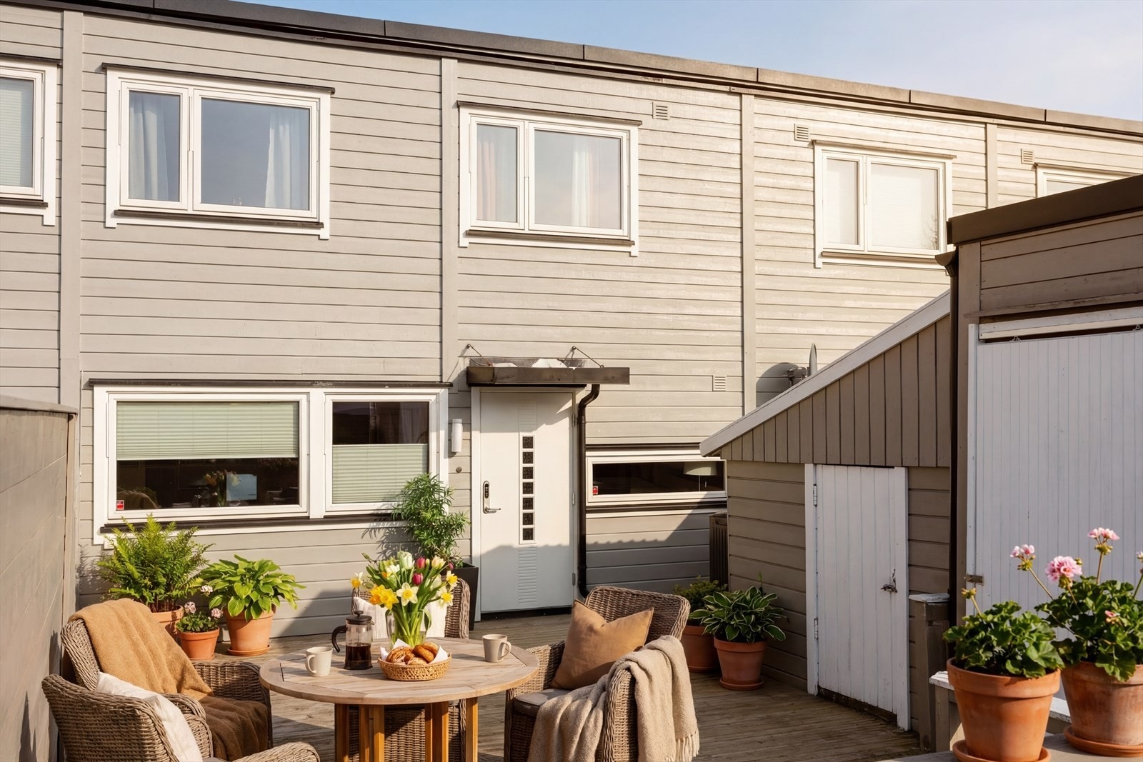 Terrasseplattingen på fremsiden skaper et hyggelig førsteinntrykk og er et perfekt sted for morgenkaffen i rolige omgivelser. (Ai -Digital styling) Galleribilde