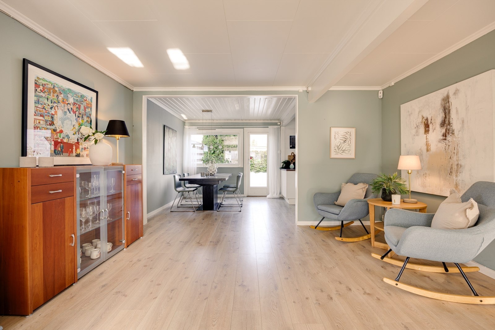 Fra stuen er det direkte adkomst til terrasse og hage, noe som gir en sømløs forbindelse mellom inne- og uterom i sommerhalvåret. Galleribilde