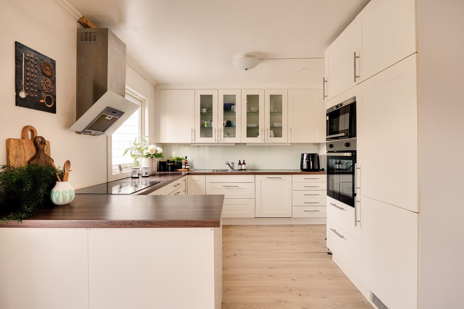 Boligen går over to plan med stue og kjøkken i 1. etasje og soveromsavdeling i 2. etasje - en praktisk og gjennomtenkt planløsning for familieliv. Galleribilde