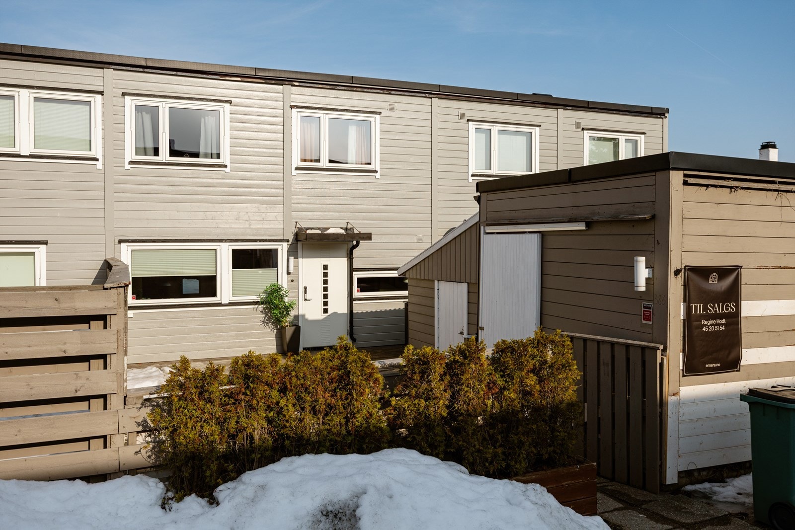 Boligen har to terrasseplattinger som gir fleksible og attraktive uteoppholdssoner gjennom dagen. Galleribilde